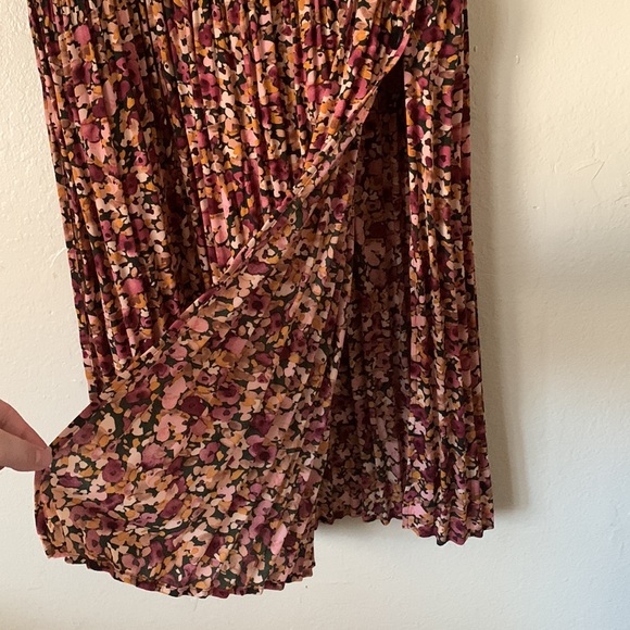 BLACK TAPE FLORAL PLEATED SKIRT SIZE 16 - Picture 6 of 10